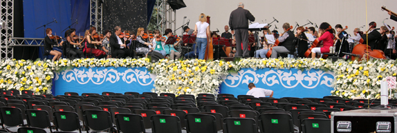 украшение сцены флористика цветы праздник концерт оркестр кемерово