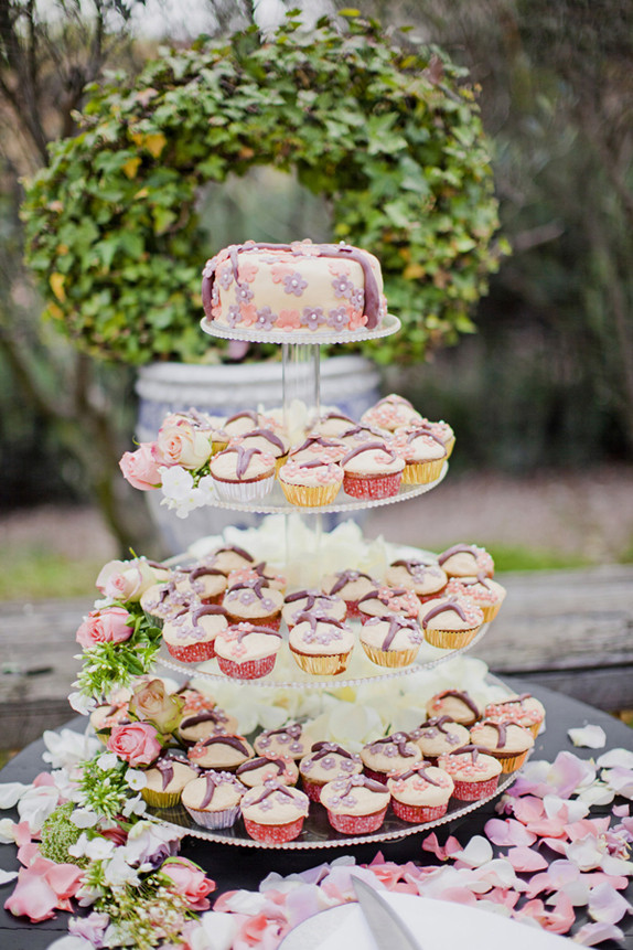 Southern-weddings-Southern-wedding-ideas-cupcake-tower-pear-cupcakes