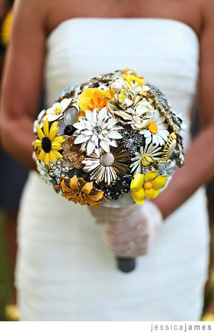 brooch-wedding-bouquet-yellow-gold-black.original