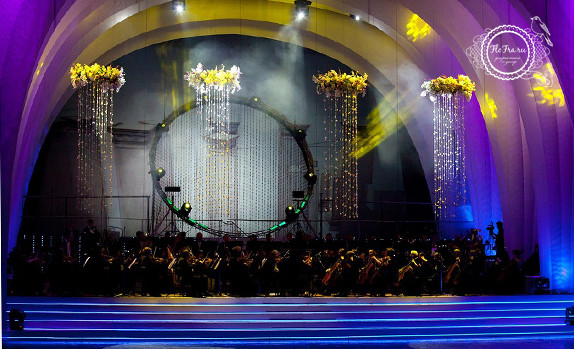 Украшение сцены цветами торжество цветочные люстры кемерово www.flofra.ru.jpg 10