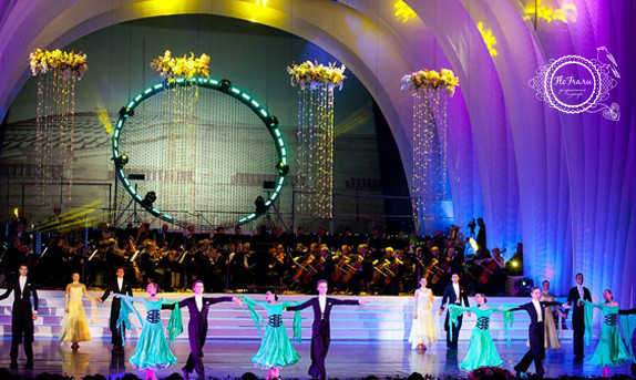 Украшение сцены цветами торжество цветочные люстры кемерово www.flofra.ru.jpg 11