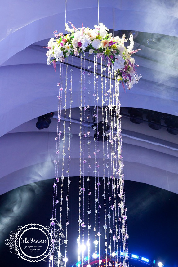 Украшение сцены цветами торжество цветочные люстры кемерово www.flofra.ru.jpg 17