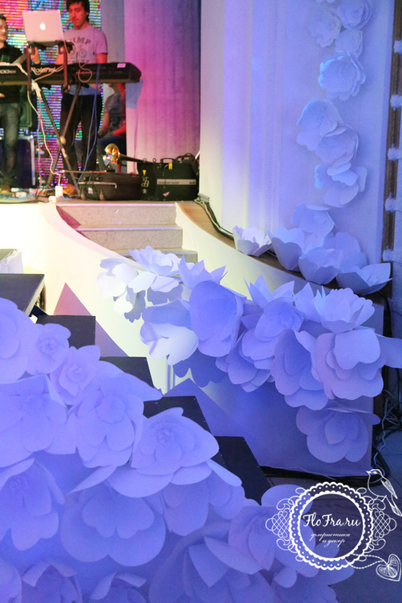 украшение концертного зала бумажными цветами кемерово декор дизайн флористика www.flofra.ru