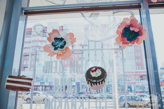 украшение кондитерской декор Новосибирск Кемерово кафе витрина гигантские цветы флористика www.flofra.ru33