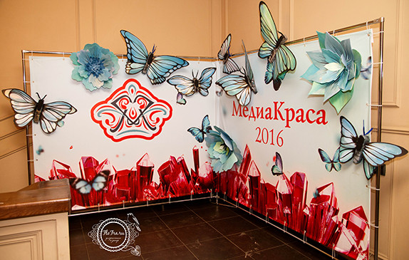 украшение фотозоны Кемерово кузбасс декор дизайн пресвол цветы флористика витрина свадьба праздник www.flofra.ru5