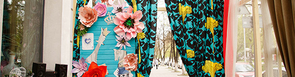 2 украшение кафе витрина декор цветы дизайн алиса в стране чудес флористика кафе веранда www.flofra.ru