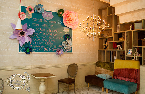 украшение кафе витрина декор цветы дизайн алиса в стране чудес флористика кафе веранда www.flofra.ru