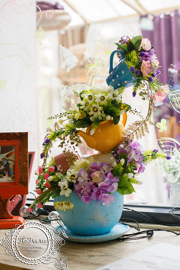 украшение кафе витрина декор цветы дизайн алиса в стране чудес флористика кафе веранда www.flofra.ru