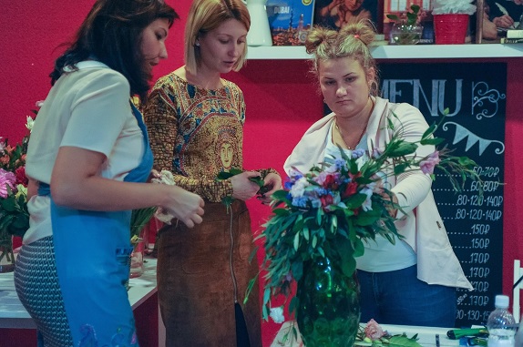 floristika-v-kemerovo-dekor-cvety-obuchenie-oformlenie-bukety-kompozicii-shkola-kursy-www-flofra-ru-5