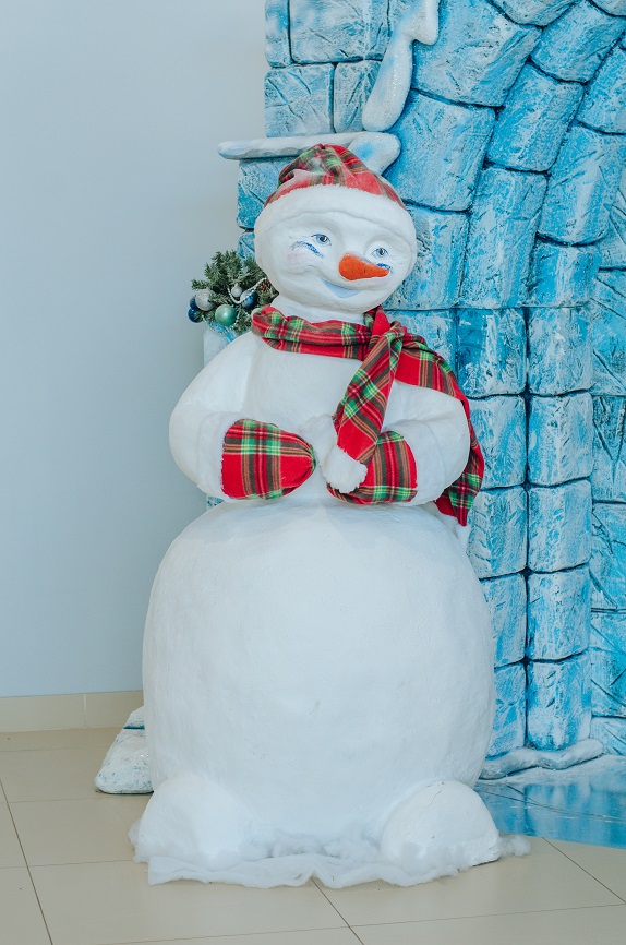 макет эскиз фотозона новый год рождество снеговик зима украшение торговый центр витрина декор бутафория www.flofra.ru showcase snowman christmas new year sculpture 2