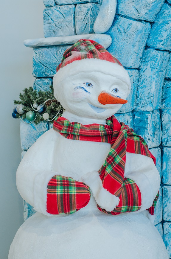 макет эскиз фотозона новый год рождество снеговик зима украшение торговый центр витрина декор бутафория www.flofra.ru showcase snowman christmas new year sculpture 1