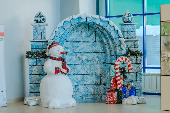макет эскиз фотозона новый год рождество снеговик зима украшение торговый центр витрина декор бутафория www.flofra.ru showcase snowman christmas new year sculpture
